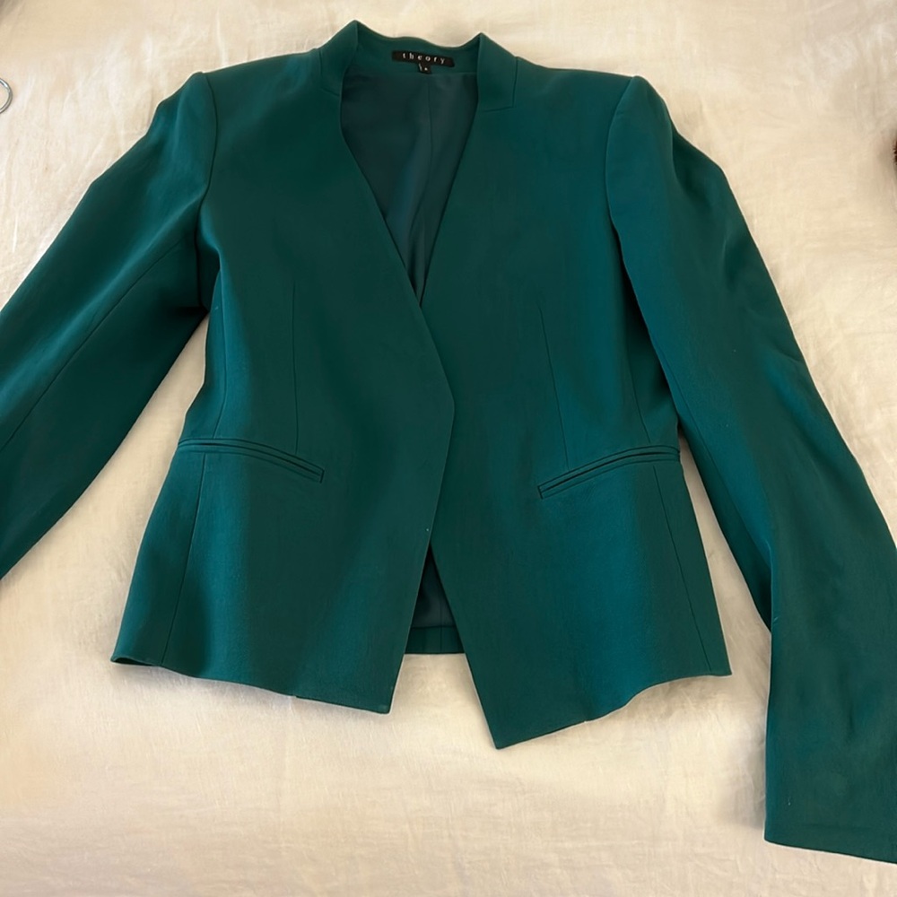 Never worn - Theory size 6 women’s blazer
